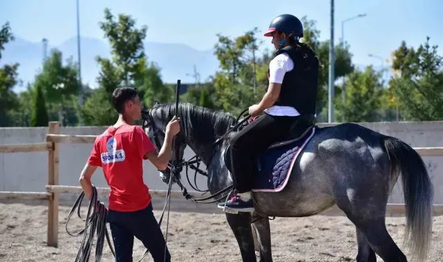 Büyükşehir'in binicilik eğitimleri özel derslerle devam ediyor