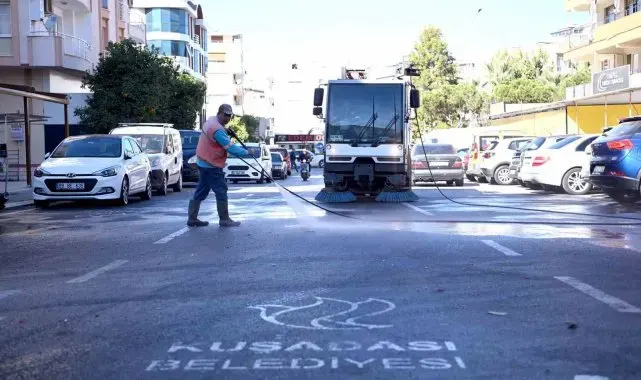 Kuşadası'nda kesintisiz temizlik mesaisi
