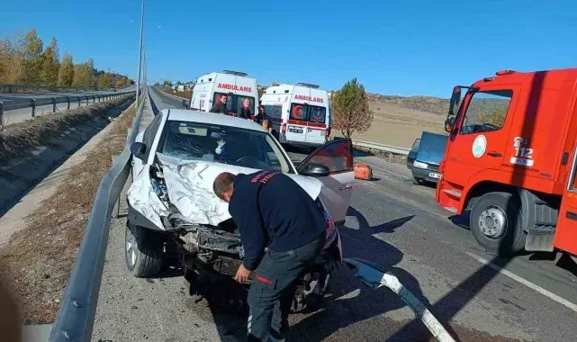Çorum'da iki otomobil çarpıştı: 3 yaralı