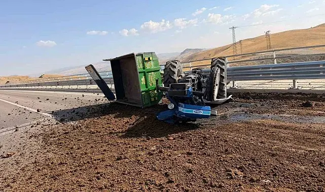 Tunceli'de gübre yüklü traktör devrildi: Kaza anı kamerada