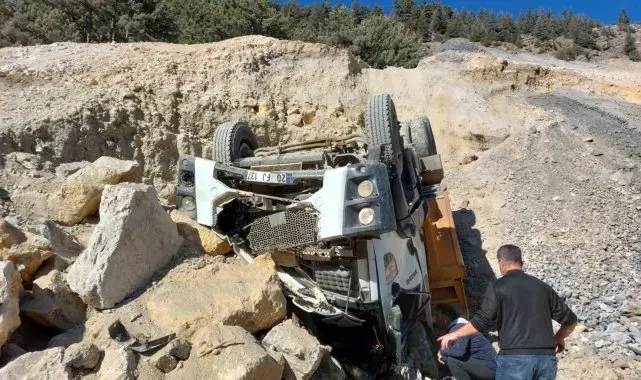 Kahramanmaraş'ta hafriyat kamyonu devrildi: 1 yaralı
