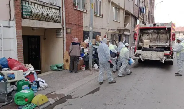 'Çöp ev'den 24 ton çöp çıktı