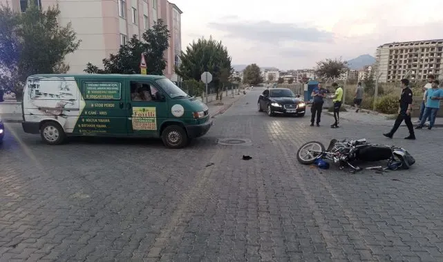 Panelvan minibüsle çarpışan motosikletli yaralandı