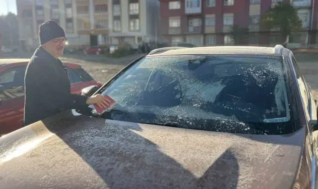 Sivas'ta hava sıcaklığı eksi 10 dereceye düştü, araç camları buz tuttu