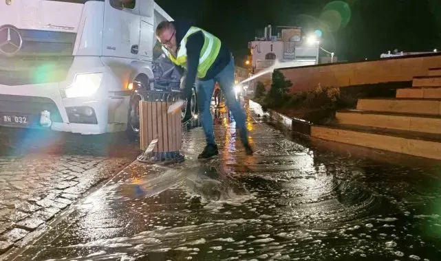Vali Akkoyun, caddeleri köpüklü suyla yıkatarak göreve başladı