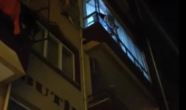Pencereden kendini sarkıtan kadın, polisin 'Herkes senin şarkılarından mutlu' sözüyle ikna oldu