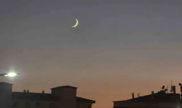 Gökyüzünde beliren hilal görenleri mest etti