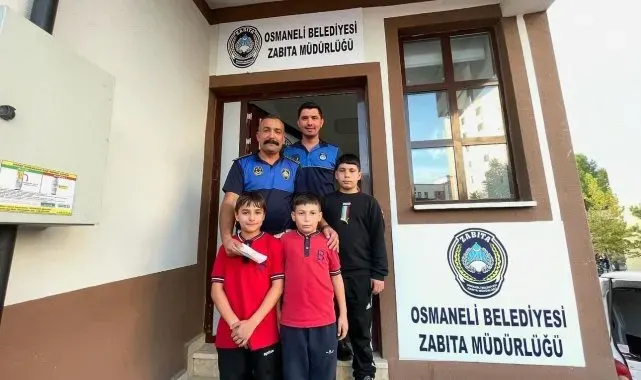 Yerde buldukları parayı zabıtaya teslim ettiler
