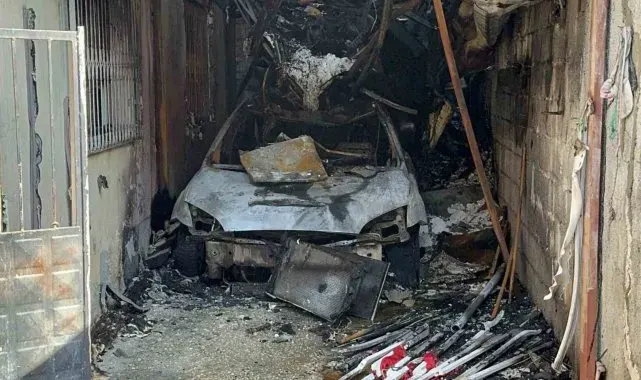 Adana'da 3 katlı müstakil ev yandı: 4 kişi dumandan etkilendi