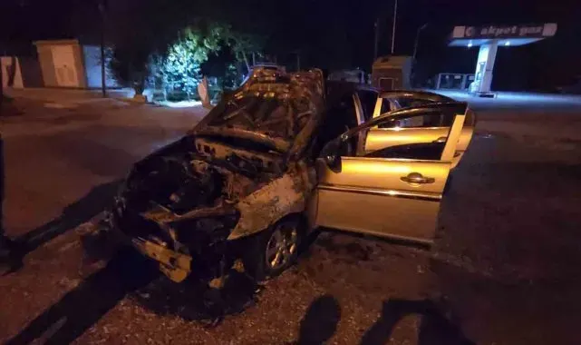 Alevlere teslim olan otomobil hurdaya döndü