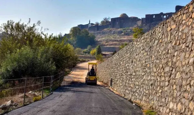 Hevsel Bahçeleri yolu ile Fiskaya merdivenleri yenilendi