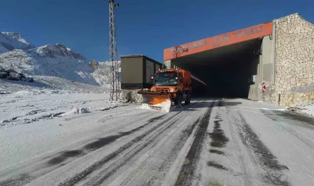 3 bin rakımlı Karabet Geçidi'nde kar mesai erken başladı