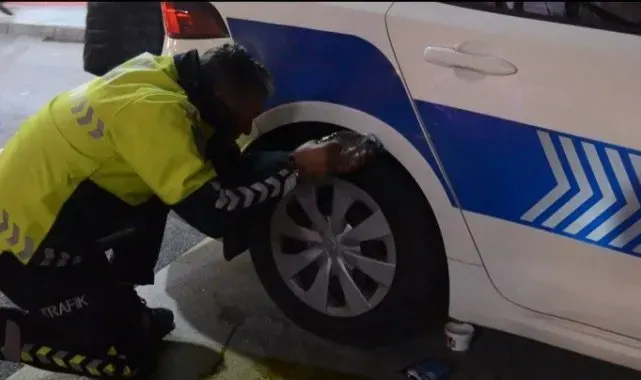 Polis aracına giren kedi için polis ve itfaiyeciler seferber oldu
