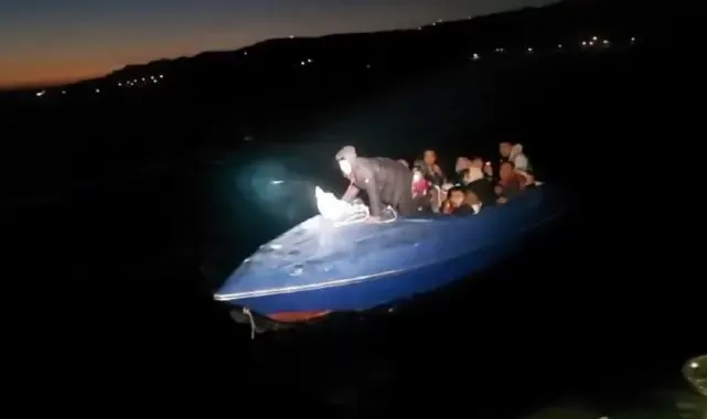 Çanakkale açıklarında sürüklenen teknedeki 17 kaçak göçmen kurtarıldı