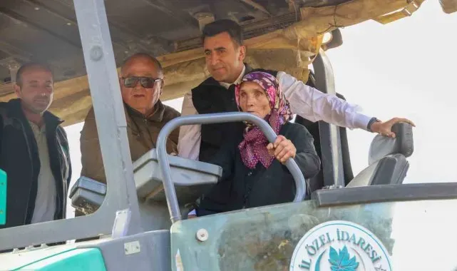 Vali Aygöl, Gülsüm Teyze ile asfalt makinesini kullandı