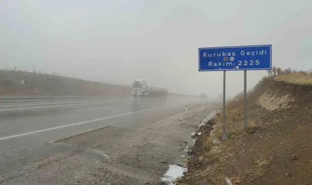 Van'da Kurubaş Geçidi'nde yağmur ve yoğun sis etkili oldu