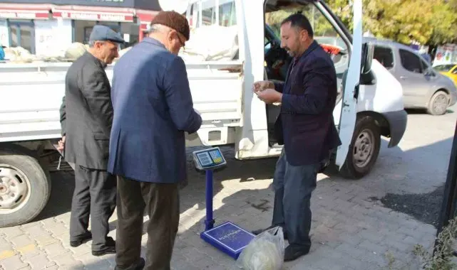 Muş merkezde yetiştirdiği kabakları Varto'da satıyor