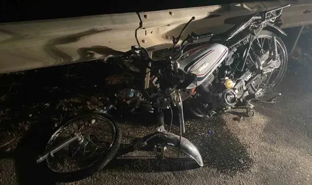 Antalya'da karayolu ortasına bırakılan motosiklet kazaya sebep oldu