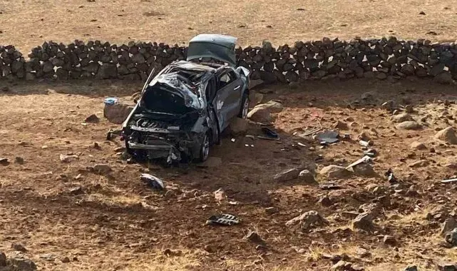 Diyarbakır'da hurdaya dönen otomobilde 2 kişi yaralandı