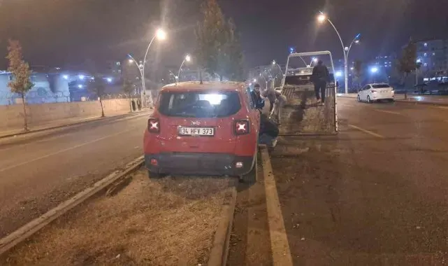 Sürücüsünün kontrolünden çıkan cip refüje çıktı: 1 yaralı