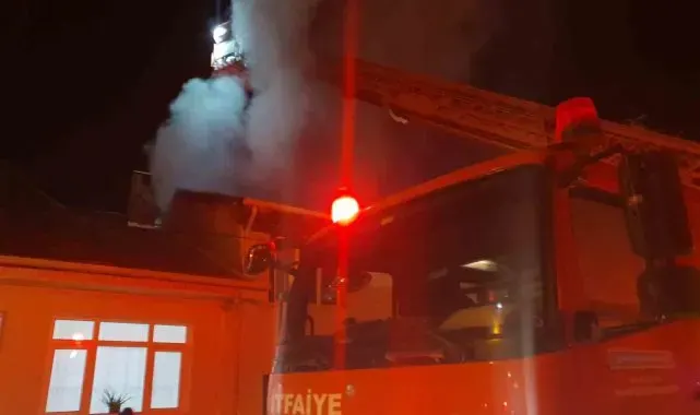 İnegöl'de 2 katlı ahşap bina alev alev yandı