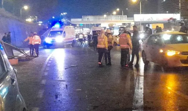 Maltepe'de otomobil önündeki araca çarpıp durağa daldı: 4 yaralı