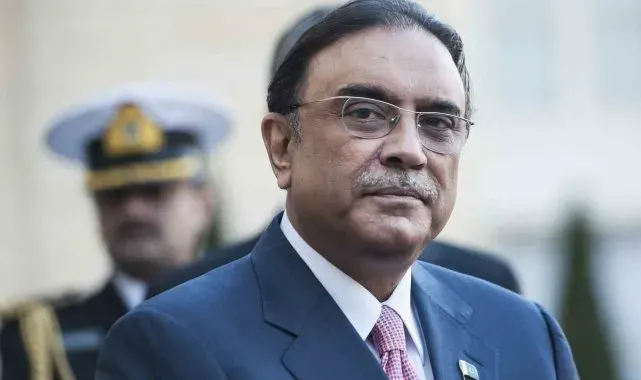Pakistan Cumhurbaşkanı Zardari'nin bacağı kırıldı