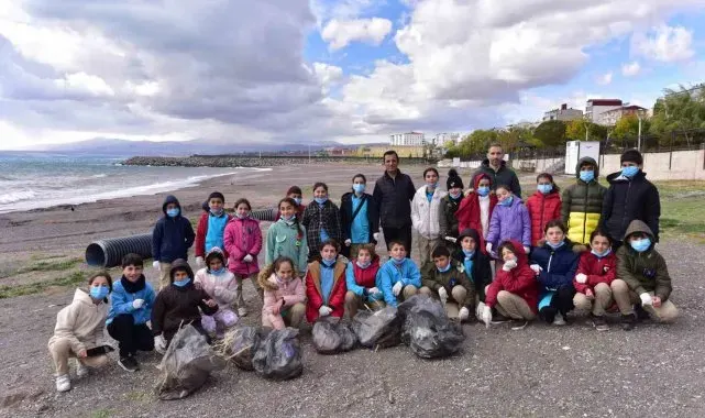 Öğrencilerden Van Gölü sahilinde çöp toplama etkinliği