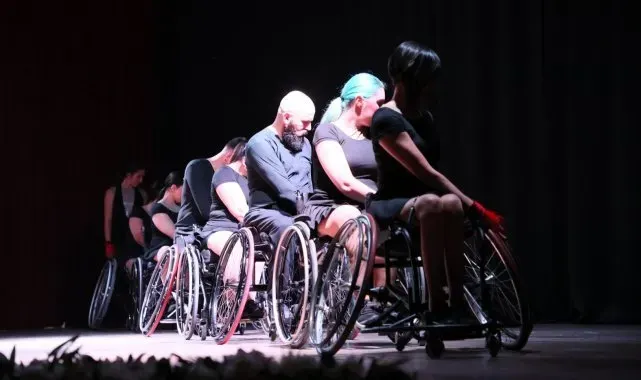 Tekerlekli sandalye ekibi dans gösterisiyle mest etti