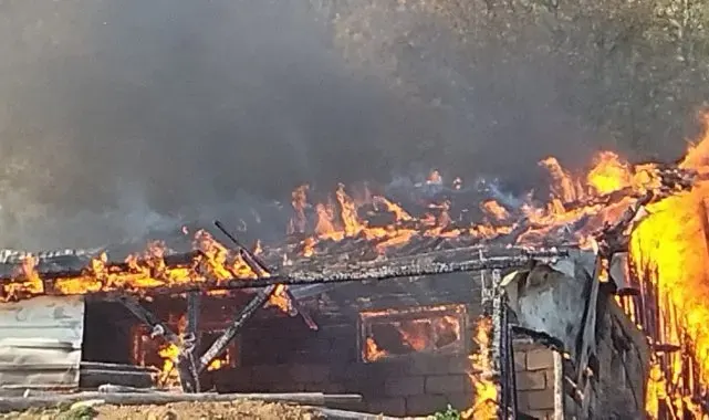 Samanlıkta başlayıp ahıra sıçrayan yangın kısa sürede söndürüldü