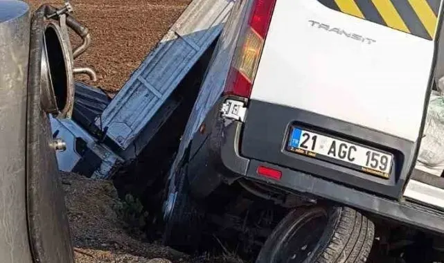Diyarbakır'da 3 aracın karıştığı kazada 12'si öğretmen 14 yaralı