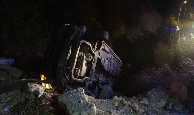 Çarpışan otomobiller kanala uçtu, 6 kişi hafif yaralandı