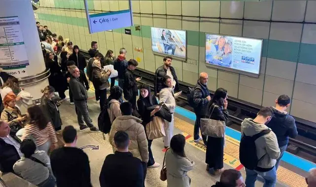 Arıza nedeniyle metro seferleri aksadı, vatandaş 45 dakika bekledi