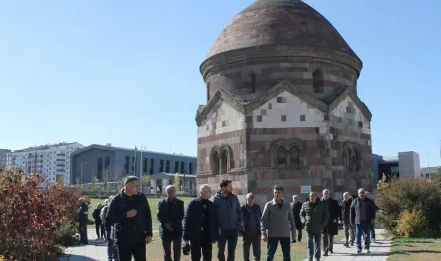 Bayburtlu emeklilere komşu il Erzurum'un tarihi mekanları gezdirildi
