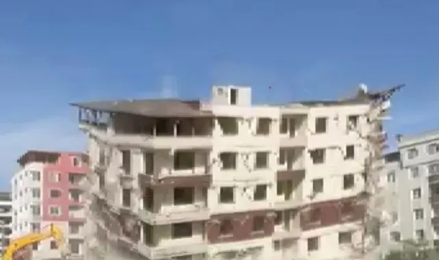 7 katlı bina iş makinesinin darbesiyle yerle bir oldu