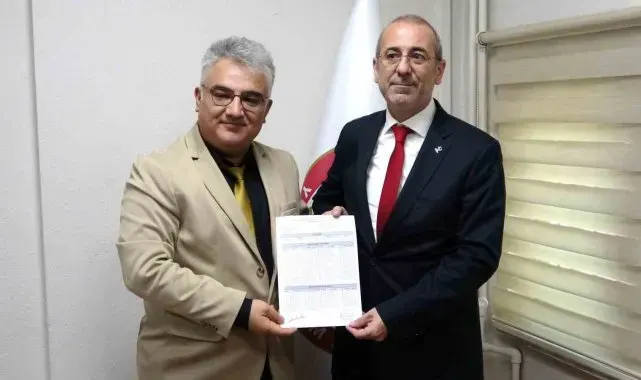 AK Parti Kütahya Merkez İlçe Murat Afşarünal mazbatasını alarak görevine başladı