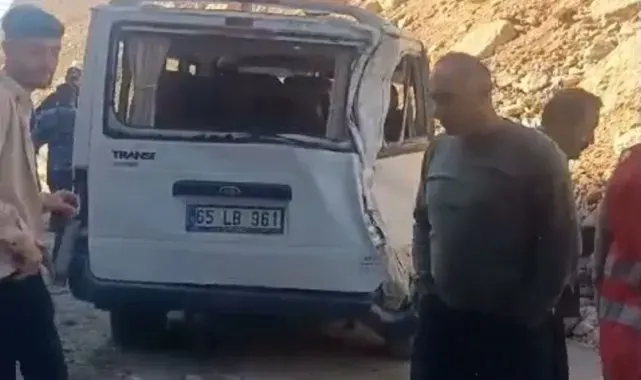 Dev kayalar minibüsün üzerine düştü