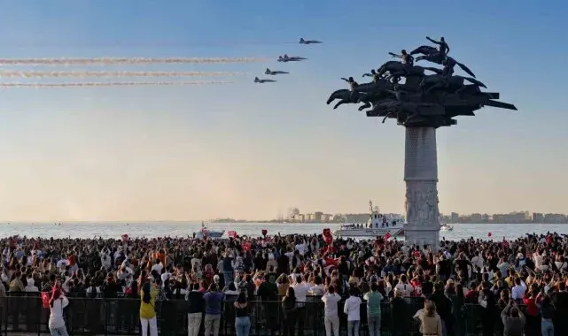 İzmir'de Türk Yıldızları'nın gösterisi nefes kesti