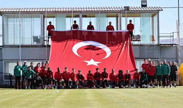 Sivasspor antrenmanda dev Türk bayrağı açtı