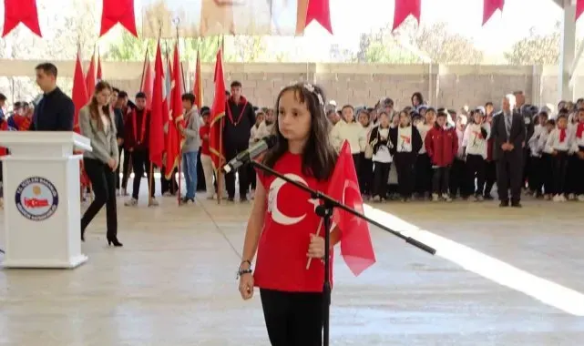 Minik Emine, "Bugün" şiirini okurken gözyaşlarına hakim olamadı