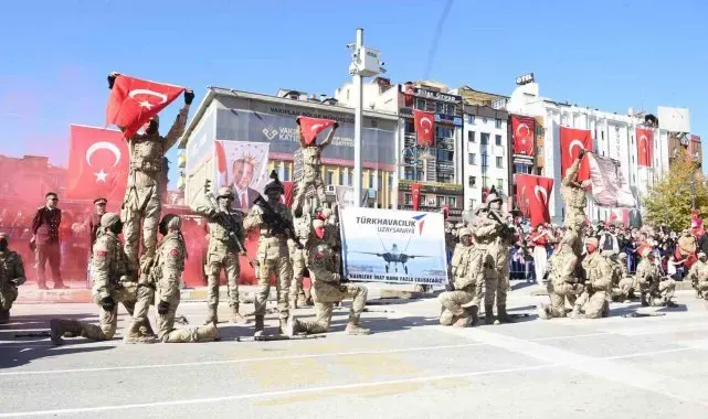 Komandolardan anlamlı TUSAŞ pankartı