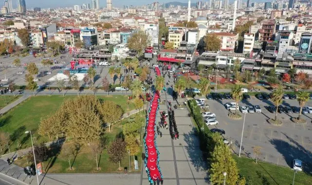 Pendik'te 101 metrelik Türk bayrağıyla Cumhuriyet kutlaması havadan görüntülendi