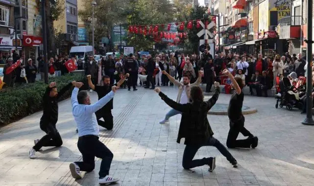 Cumhuriyet'in 101. yılını zeybekle kutladılar