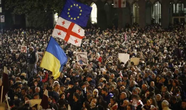 Gürcistan'da muhalefetin öncülüğünde düzenlenen eylemle seçim sonuçları protesto edildi