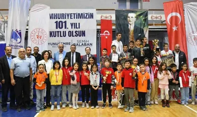 Manisa'da 29 Ekim Satranç Turnuvası'nda ödüller sahiplerini buldu