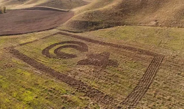 Amasyalı çiftçi tarlasına traktörüyle Türk bayrağı çizdi