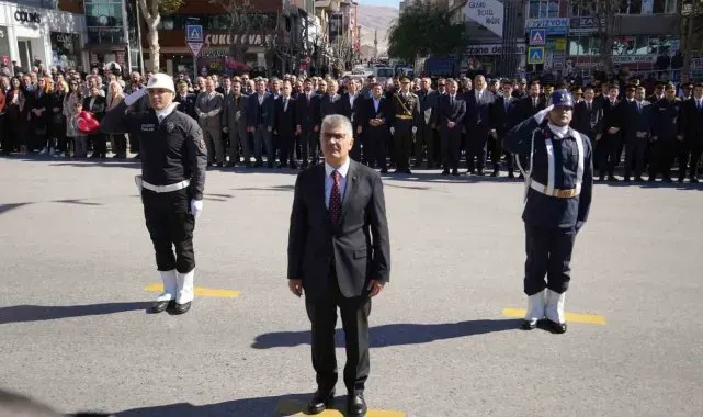 Niğde'de 29 Ekim kutlamaları çelenk sunma töreniyle başladı