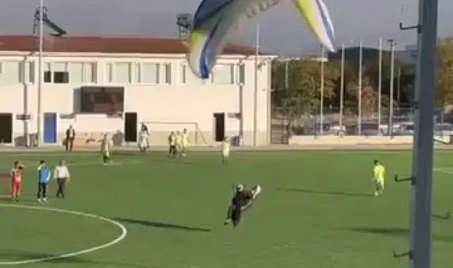 Maçın oynandığı sahaya paraşütle iniş yaptı