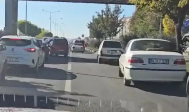 Kaza nedeniyle tıkanan yol, polis ekiplerine 'fermuar yöntemi' ile açıldı