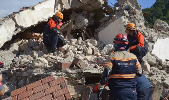 Balıkesir'de enkazda arama kurtarma tatbikatı gerçeğini aratmadı